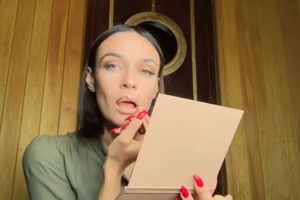 Алена Водонаева засняла на видео, как делает минет мужу
