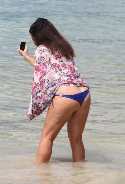 Лиза Эпплтон топлес на пляже