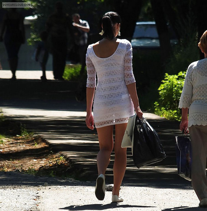 Женщины на улице в прозрачном платье