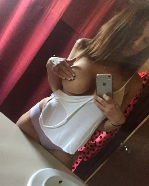Девушки без бюстгальтеров