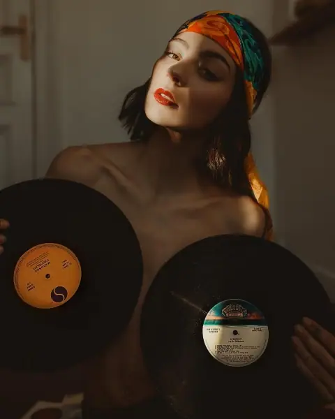Яркая мода и красота на снимках Инес Буш