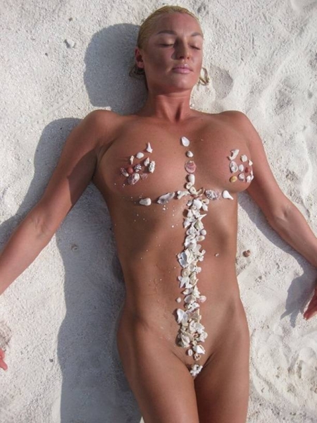 Голая Анастасия Волочкова устроила фотосессию на мальдивском пляже