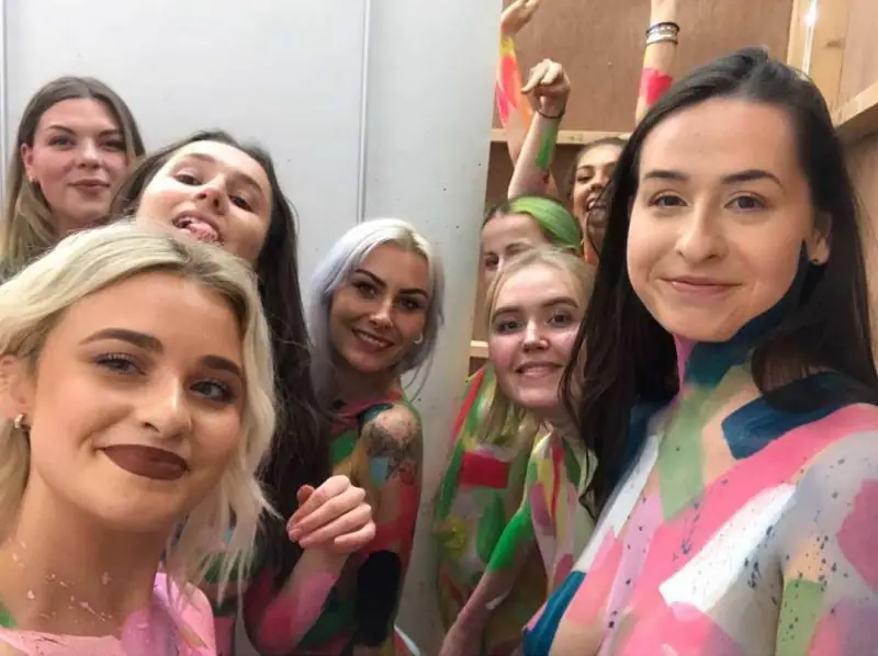 Художница провела выставку обнаженных картин, попросив женщин "прислать фото ню"