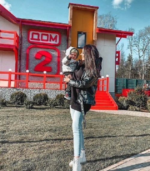 Алена Савкина отправляет сына в детский сад