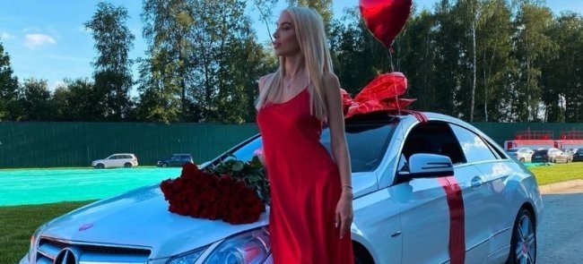 Настя Паршина радуется дорогому автомобилю от Никиты Уманского