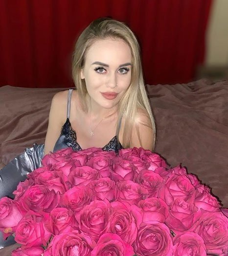 Леша Безус подарил Милене Безбородовой огромный букет ее любимых роз