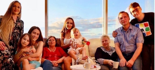 Бабушки дали беременной Алене Ашмариной миллион рублей