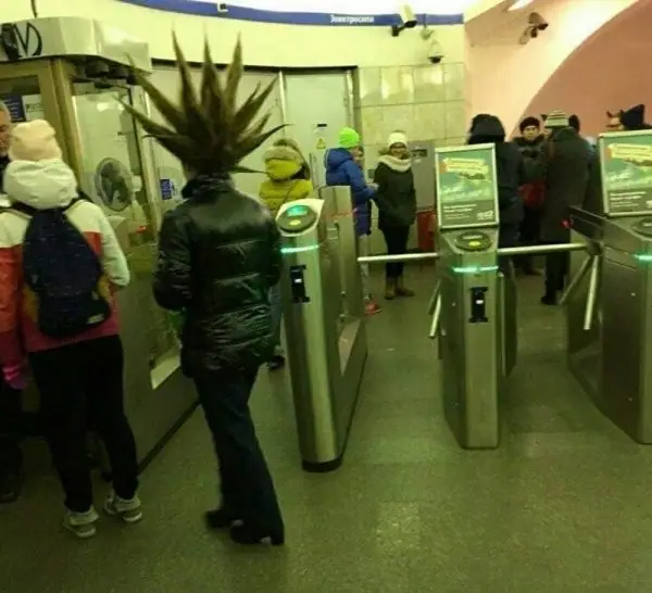 Модники и чудаки из метро (20 фото)