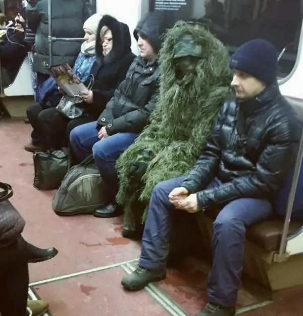 Модники и чудаки из метро (20 фото)