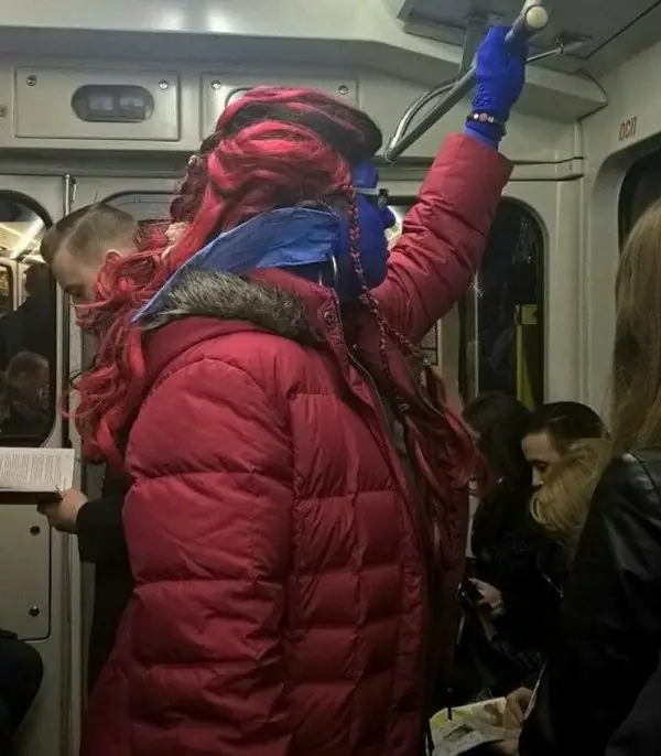 Модники и чудаки из метро (20 фото)