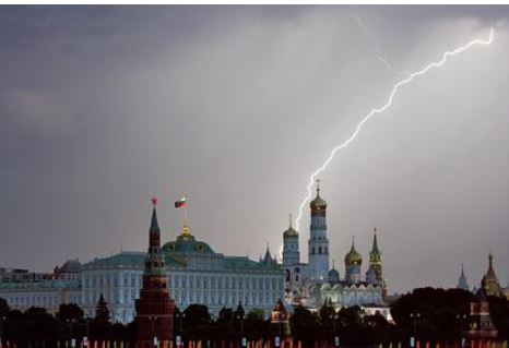 Москвичей экстренно предупредили о грозе и граде