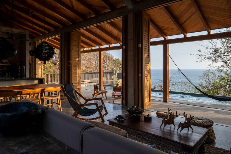 Дом для отдыха у моря на крутом склоне в Мексике