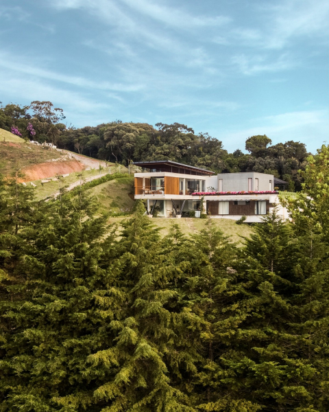 Семейная резиденция на крутом участке горного хребта в Бразилии