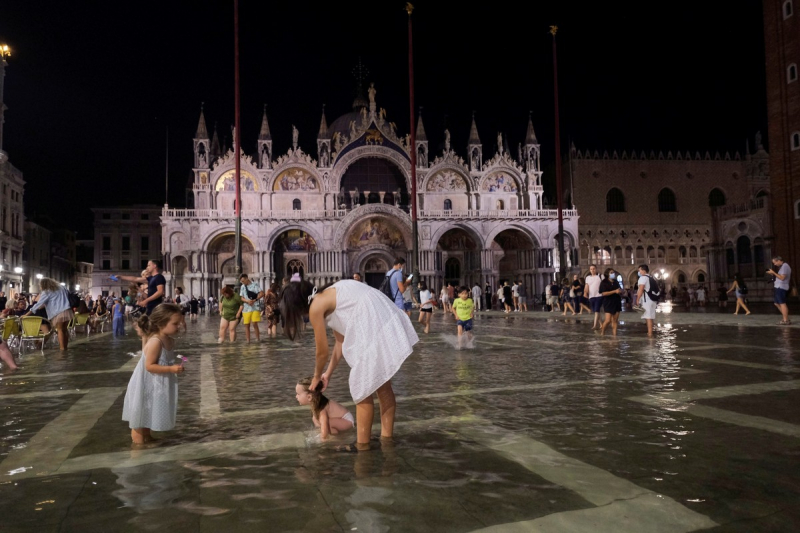 Знаменитая площадь Сан-Марко в Венеции погружена в воду на метр после редкого летнего наводнения