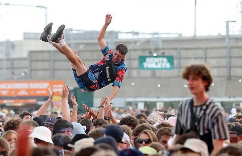 Жаркая атмосфера на Leeds and Reading Festival