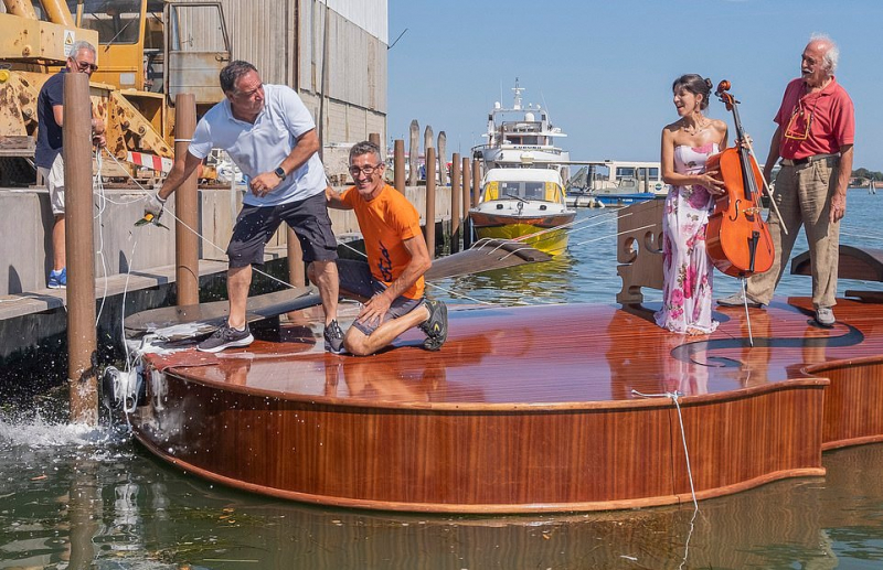 12-метровую лодку в форме гигантской скрипки спустили на воду в Венеции