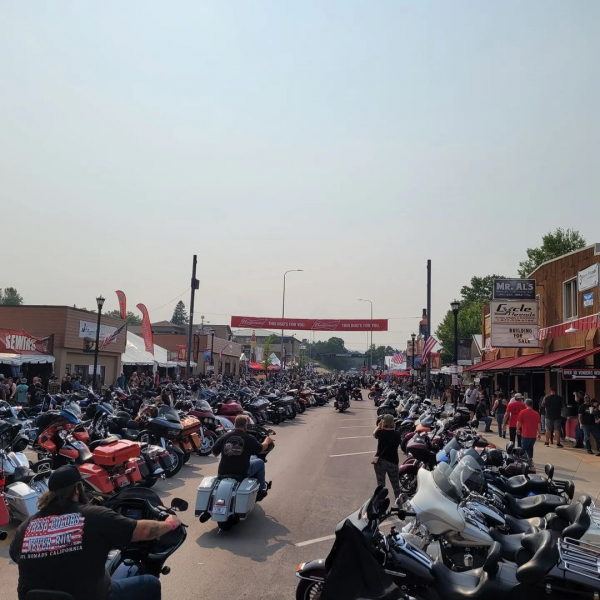 Сотни тысяч людей собрались на ежегодное мотоциклетное ралли Стерджис