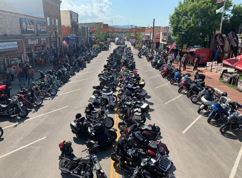 Сотни тысяч людей собрались на ежегодное мотоциклетное ралли Стерджис