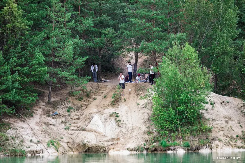 Толпы людей, изумрудная вода и жуткая глубина: туристы осваивают замену «белорусским Мальдивам»