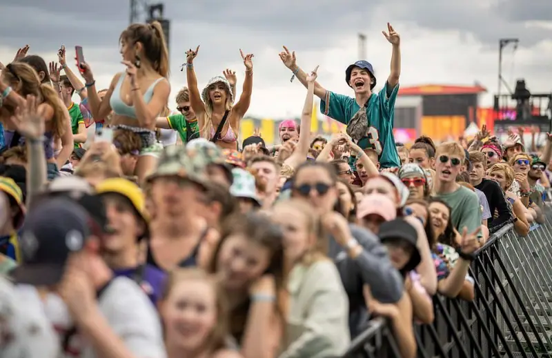 Жаркая атмосфера на Leeds and Reading Festival