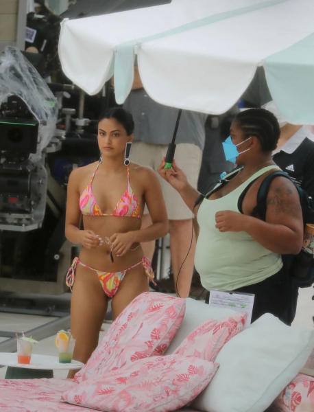 Камила Мендес на съемочной площадке фильма "Незнакомцы" в Майами-Бич