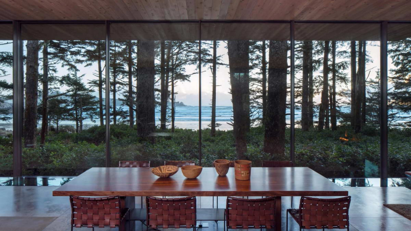 Пляжный дом для отдыха на лесистом берегу в Канаде
