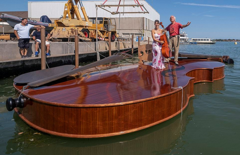 12-метровую лодку в форме гигантской скрипки спустили на воду в Венеции