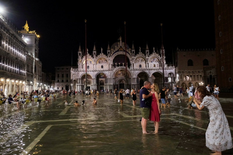 Знаменитая площадь Сан-Марко в Венеции погружена в воду на метр после редкого летнего наводнения