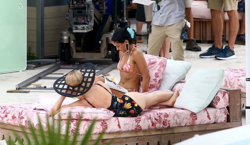 Камила Мендес на съемочной площадке фильма "Незнакомцы" в Майами-Бич
