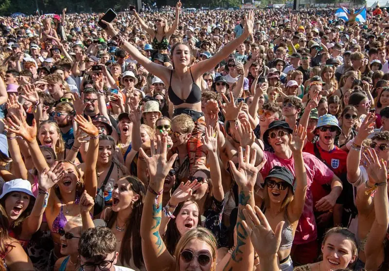 Жаркая атмосфера на Leeds and Reading Festival