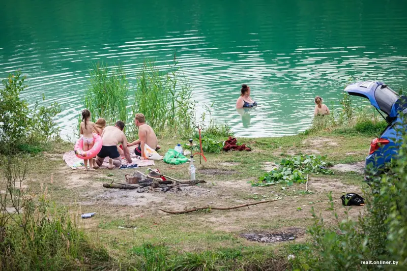 Толпы людей, изумрудная вода и жуткая глубина: туристы осваивают замену «белорусским Мальдивам»