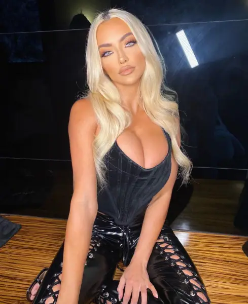 Линдси Пелас на снимках в Instagram