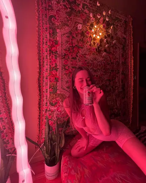 Элси Хьюитт на фото в Instagram