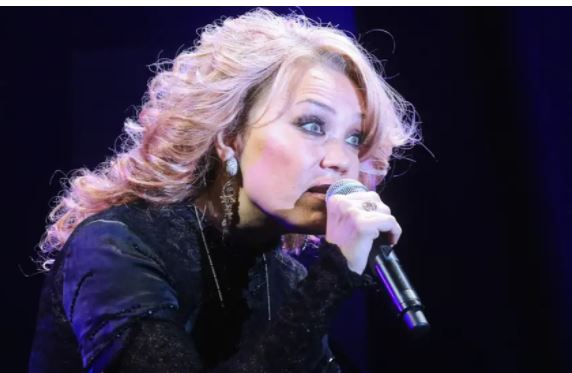 Оправдывающая мужа певица Азиза призналась, что погрязла в долгах