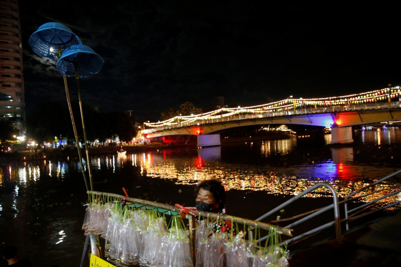 Фестиваль плавающих корзин в Таиланде
