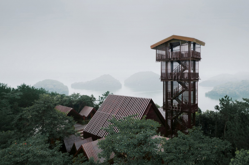 Деревянный «Сказочный город» на острове в Китае