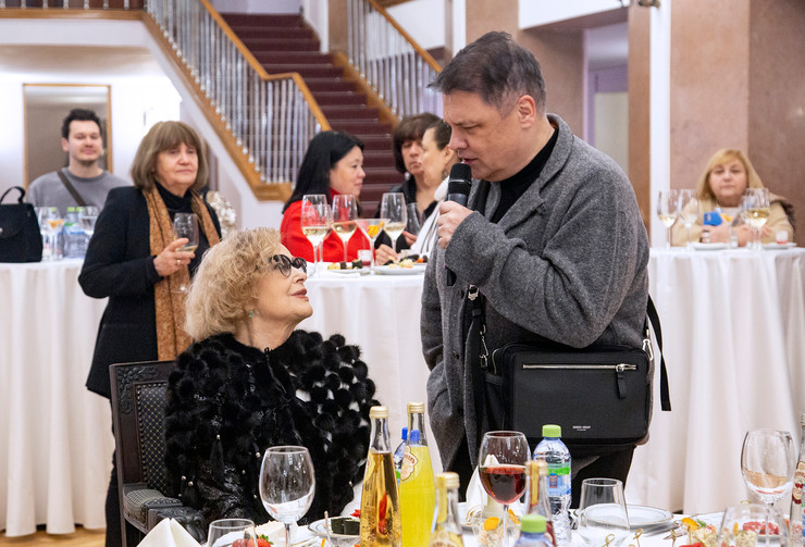 «Заплачу сейчас»: Валентина Талызина отпраздновала 87-летие на сцене в инвалидном кресле