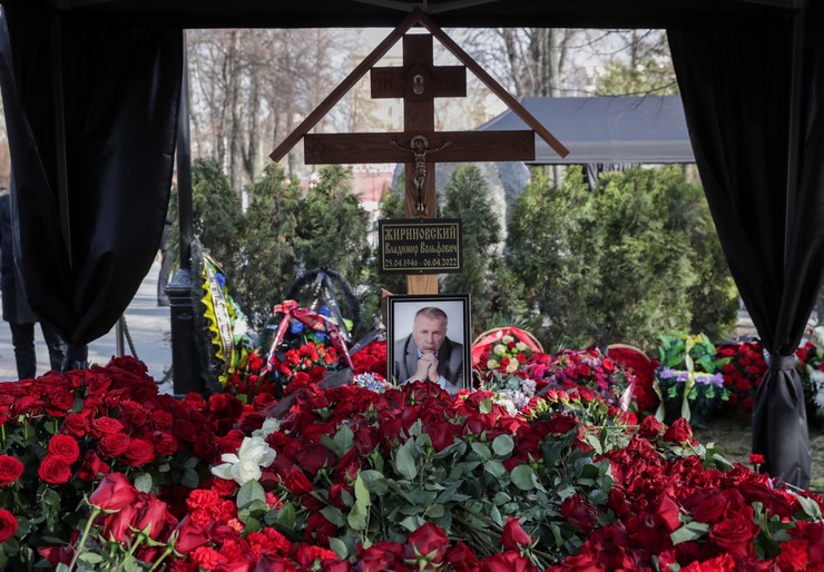 «Давай помиримся»: сын Жириновского не успел попросить прощения у отца и лишь прислал венок на кладбище