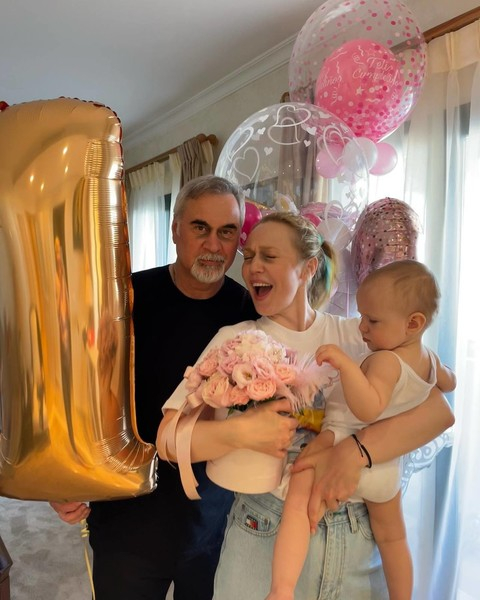 Валерий Меладзе и Альбина Джанабаева отметили первый день рождения дочери – фото