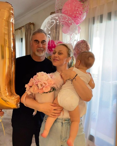 Валерий Меладзе и Альбина Джанабаева отметили первый день рождения дочери – фото