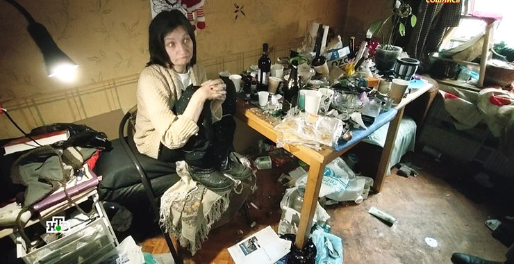 Бывшая жена Ефремова опускается в квартире-бомжатнике, отдавая последние копейки на вино