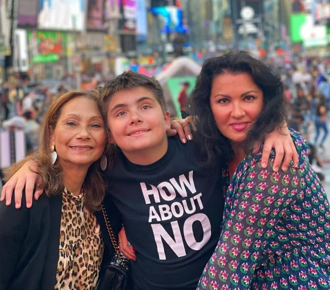 Анна Нетребко проводит время с сыном в Нью-Йорке