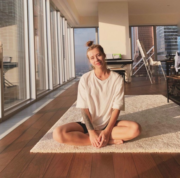 Переехавшая за границу Саша Митрошина похвасталась интерьером новой квартиры в Дубае