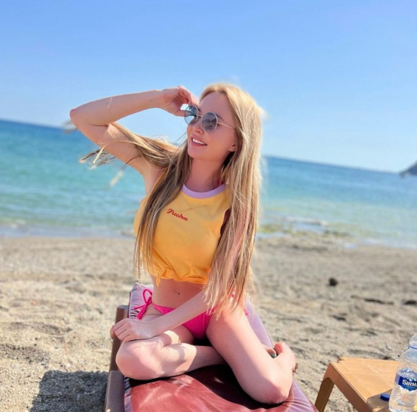 Исхудавшая донельзя Дарья Пынзарь нежится на пляже в Турции – фото