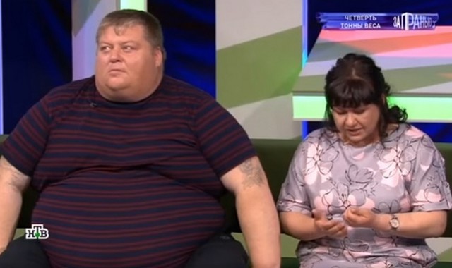 «Боюсь, что задавлю жену»: 260-килограммовый Александр не может нормально жить из-за огромного веса