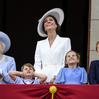 Гарри и Меган не пустили на балкон, а принц Луи стал мемом. Елизавета II отмечает 70 лет правления 