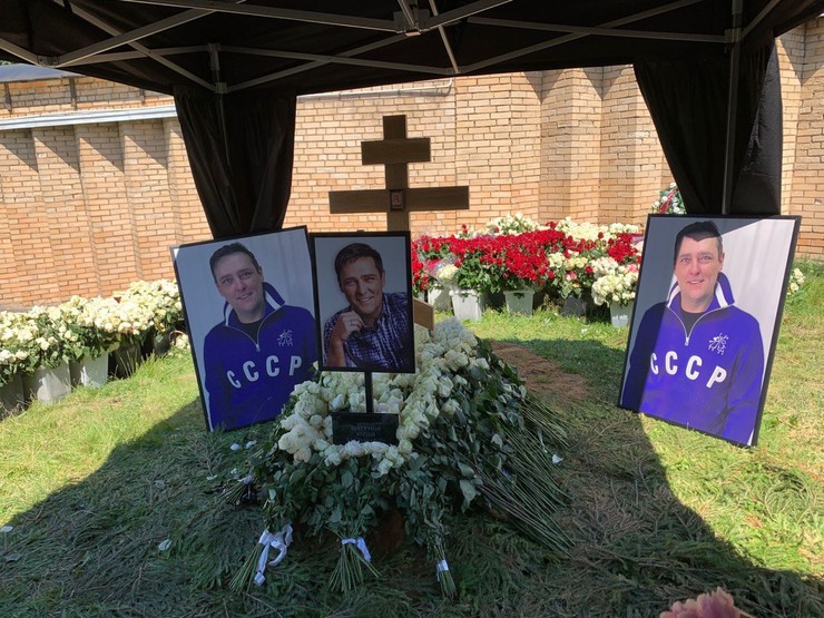 Плачущая семья похоронила часть праха Юрия Шатунова на Троекуровском кладбище