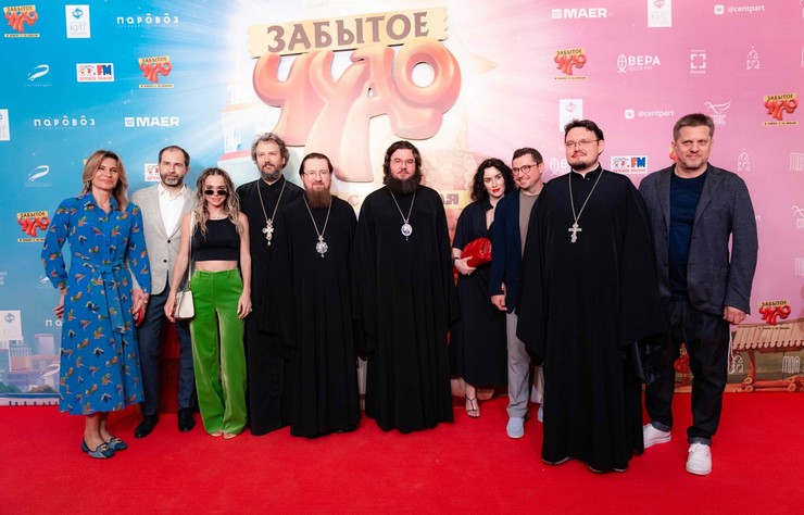 Тина Канделаки позирует со священниками в платье с декольте на премьере мультфильма