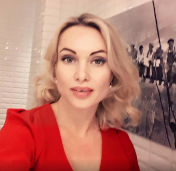 Полиция проводит обыск в квартире бывшего редактора Первого канала Марины Овсянниковой | StarHit.ru