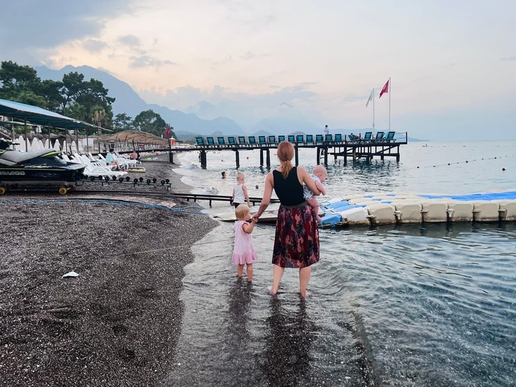 Мэрилин Керро вывезла сыновей и дочь в Турцию — фото | StarHit.ru